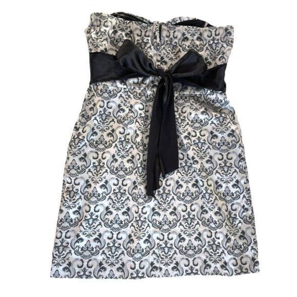 Speechless Strapless Dress w/pockets and waist detail - Picture 3 of 9